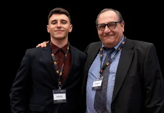 Dos personas del equipo de Spiga Impex, con la acreditación de la empresa