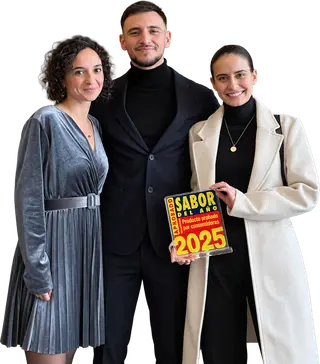 Tres personas del equipo de Spiga Impex con el distintivo Sabor del Año 2025